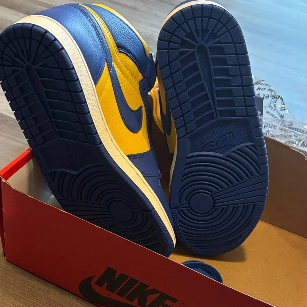Jordan Athletic Shoes in Blue and Yellow - Picture 7 of 9